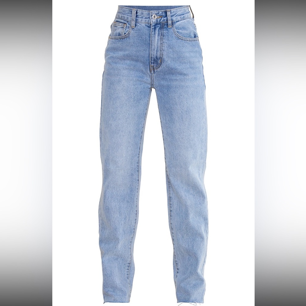 PRETTYLITTLETHING Petite Light Blue Wash Long Leg <
Straight Jeans